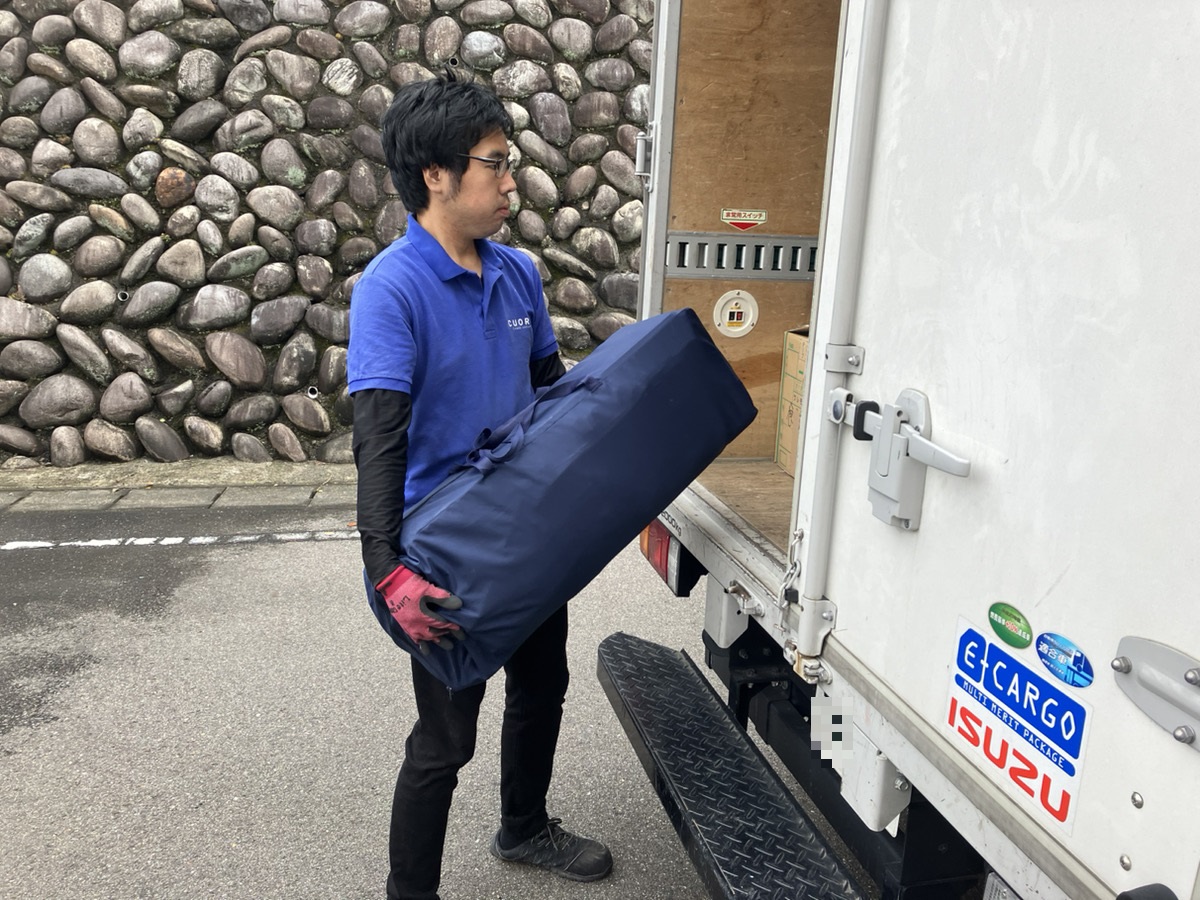 「細かな不用品も分別不要！まとめて回収しました」作業写真