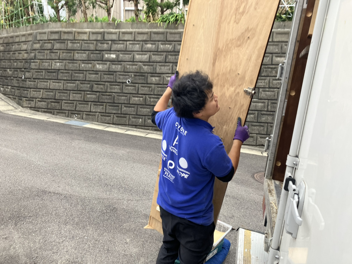 「一般の方では持ち上げられない大型のタンスを回収しました」作業写真