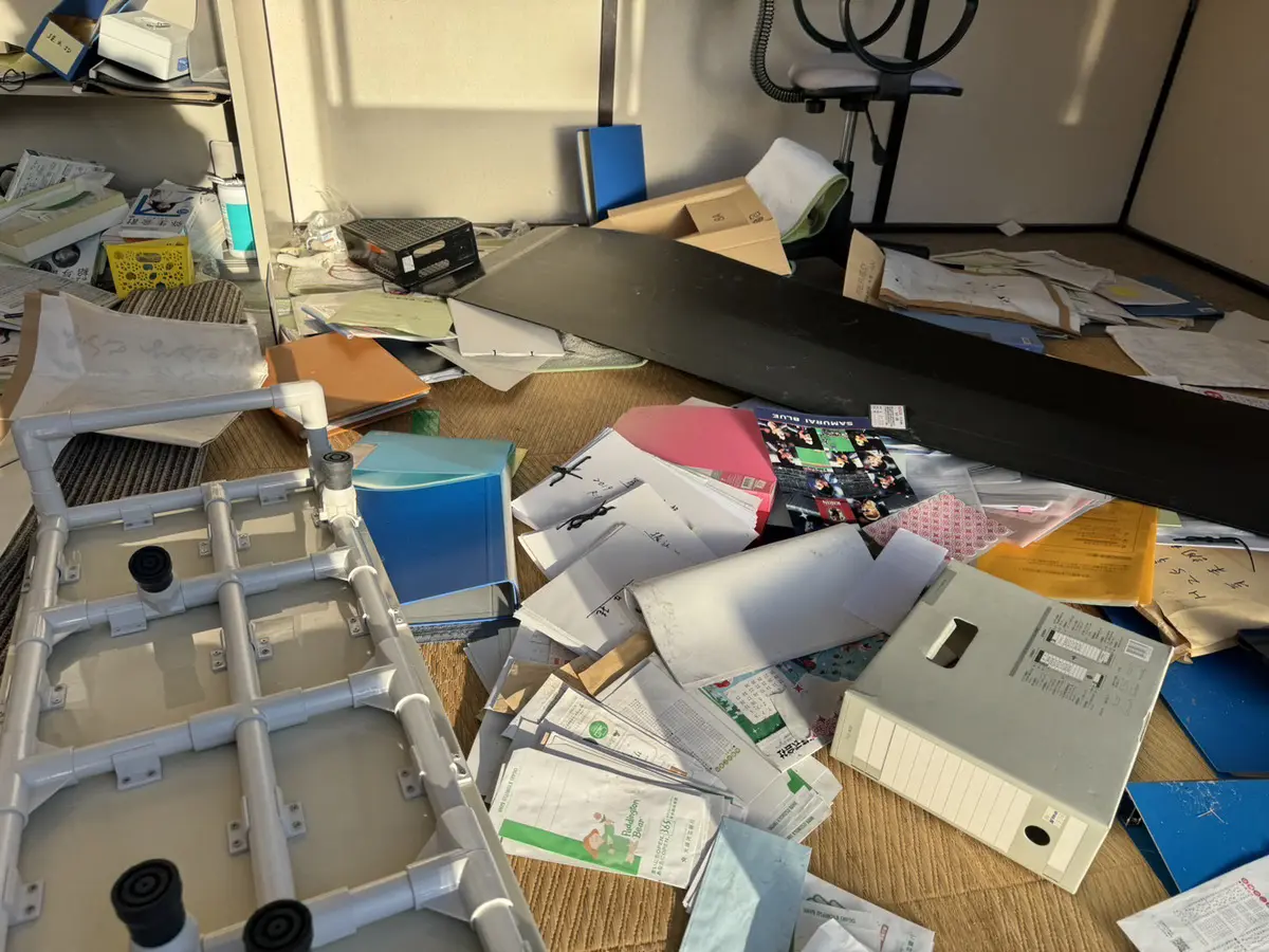 「お部屋に散乱した書類や家具などの不用品回収」作業写真