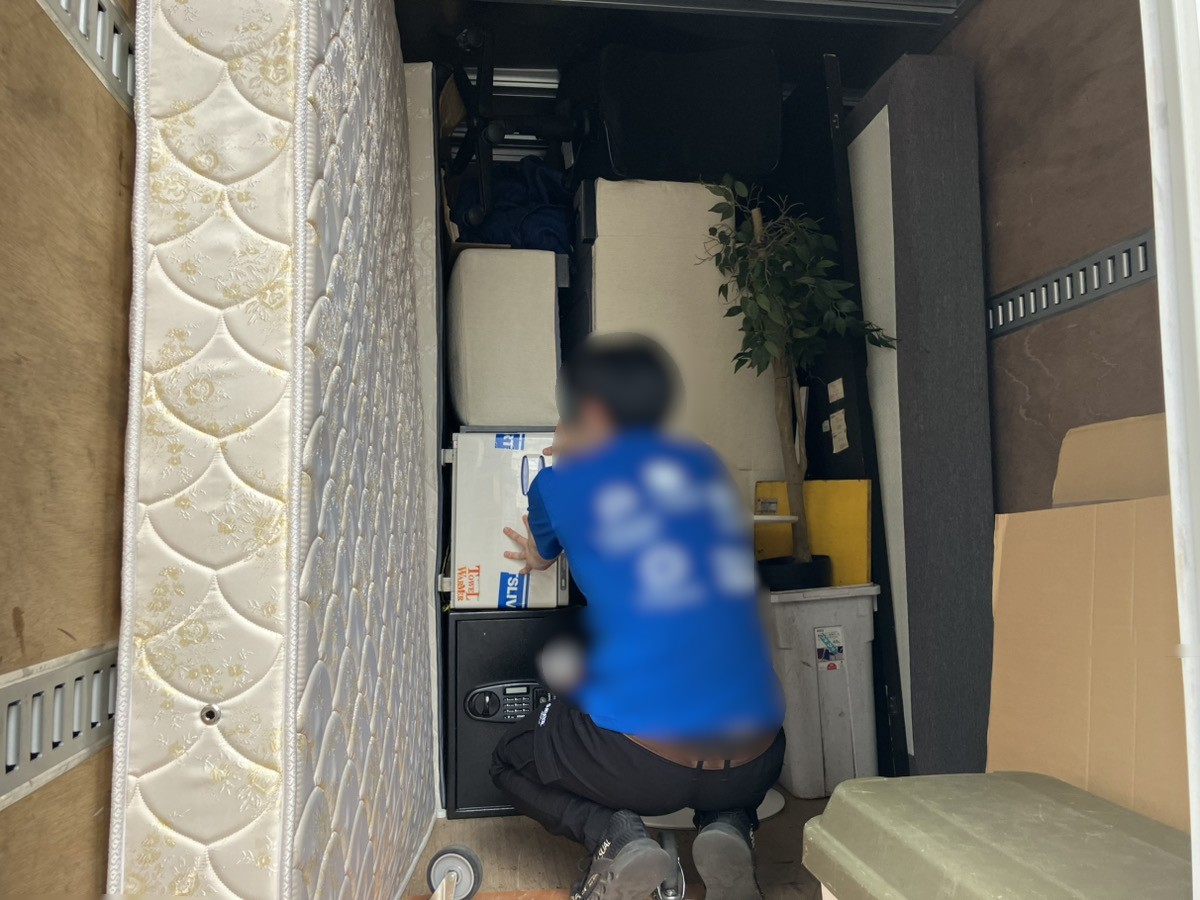 「アパートのお部屋から観葉植物、電子レンジをお引き取りしました」作業写真