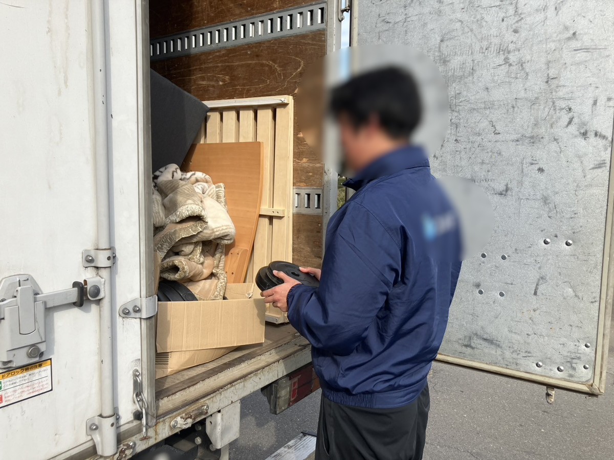 「ソファや毛布、バーベルなどをお引き取りしました」作業写真