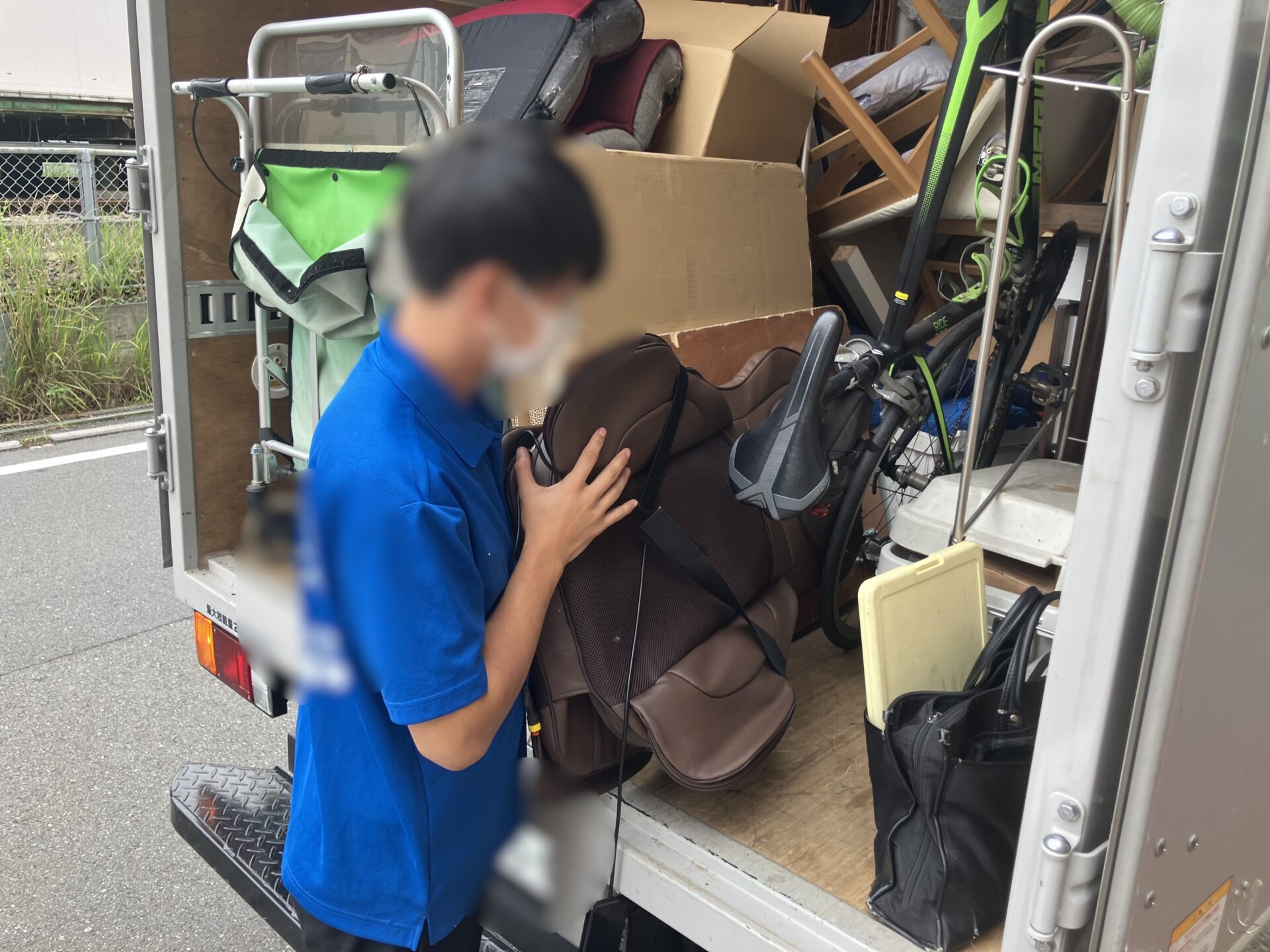 「マンションのお部屋からシートをお引き取りしました」作業写真