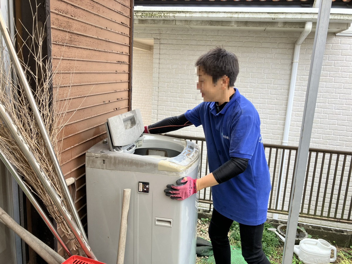 「故障した洗濯機や使わなくなった家具や日用品を回収しました」作業写真